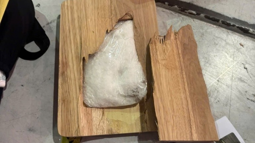 Hải quan sân bay phát hiện 5kg ma túy đá giấu trong thớt gỗ